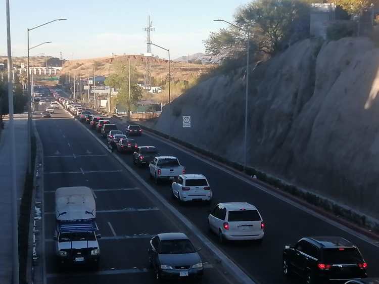 Largas filas en la garita Mariposa de Nogales