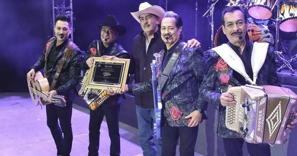 Abuchean a Javier Lamarque sobre el escenario con los Tigres del Norte
