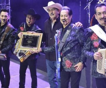 Abuchean a Javier Lamarque sobre el escenario con los Tigres del Norte