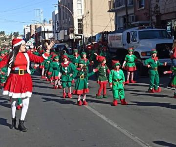 Niños con discapacidad protagonizan desfile navideño