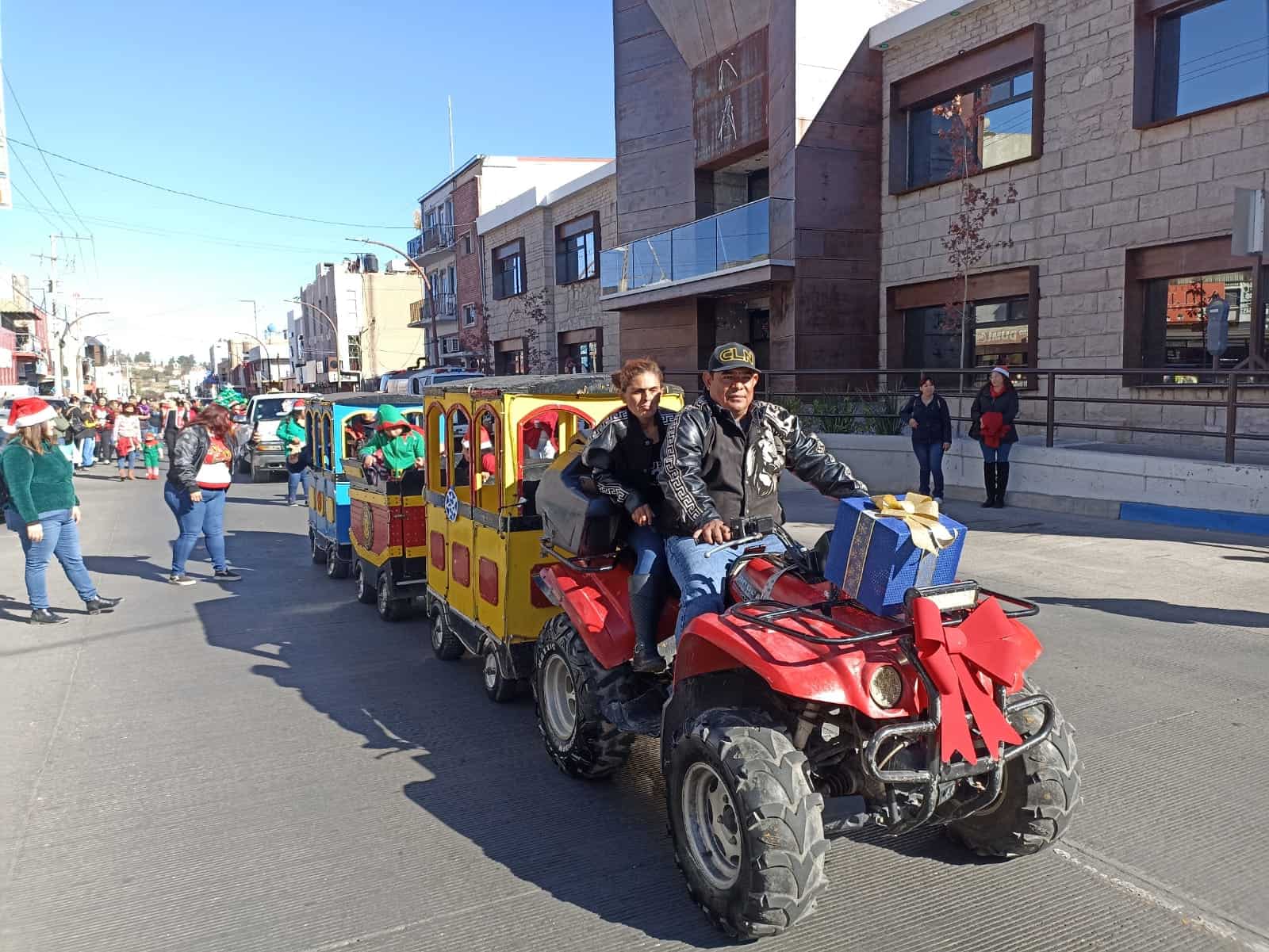 Niños con discapacidad protagonizan desfile navideño