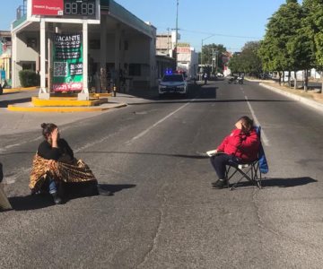 Cierran cruce del Luis Encinas y Matamoros por las Becas Benito Juarez