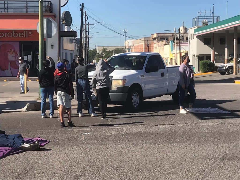 Cierran cruce del Luis Encinas y Matamoros por las Becas Benito Juarez