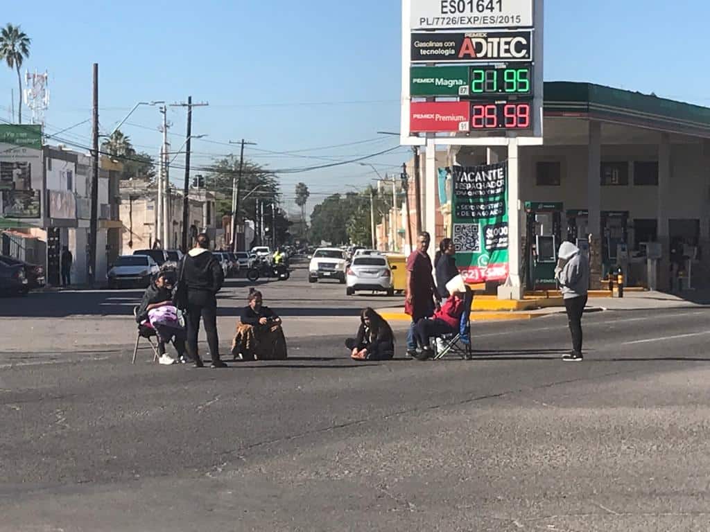 Cierran cruce del Luis Encinas y Matamoros por las Becas Benito Juarez