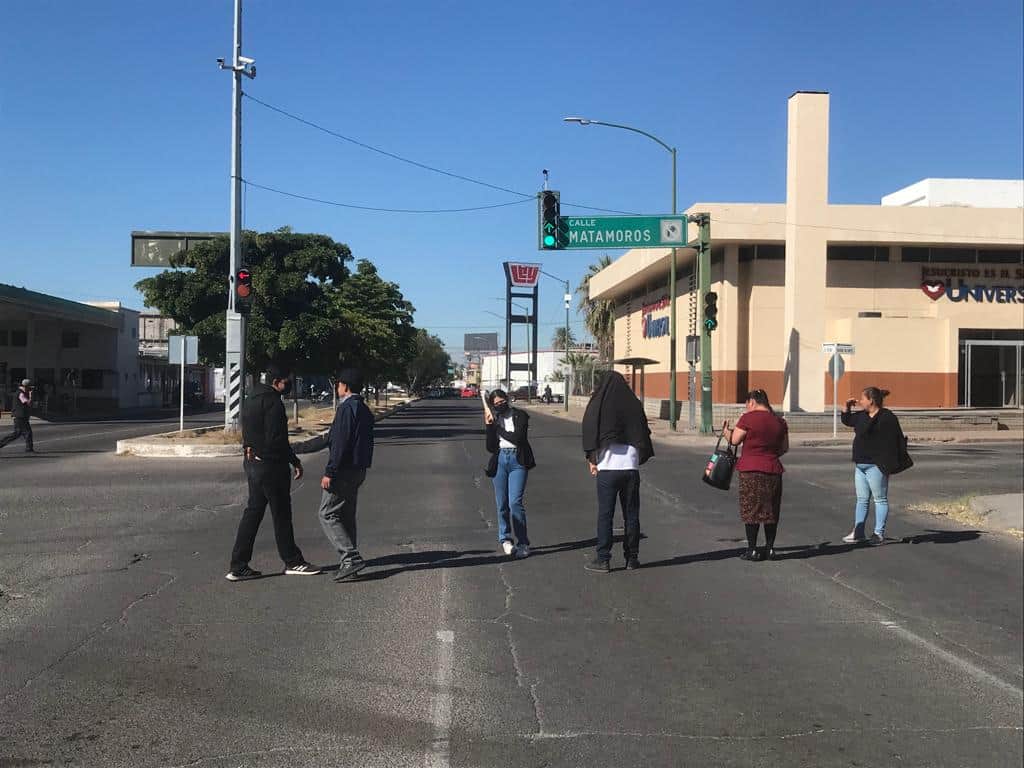 Cierran cruce del Luis Encinas y Matamoros por las Becas Benito Juarez