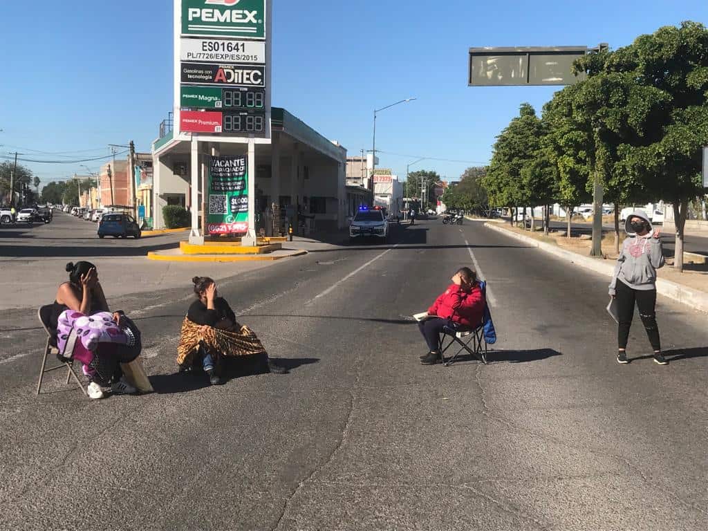 Cierran cruce del Luis Encinas y Matamoros por las Becas Benito Juarez