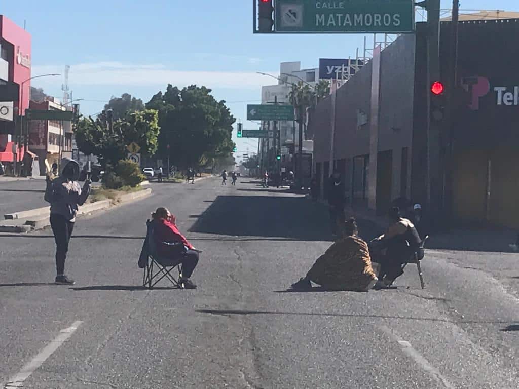 Cierran cruce del Luis Encinas y Matamoros por las Becas Benito Juarez