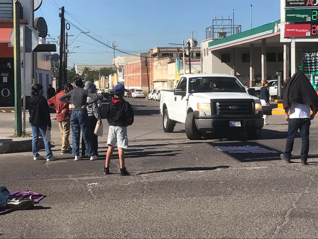 Cierran cruce del Luis Encinas y Matamoros por las Becas Benito Juarez