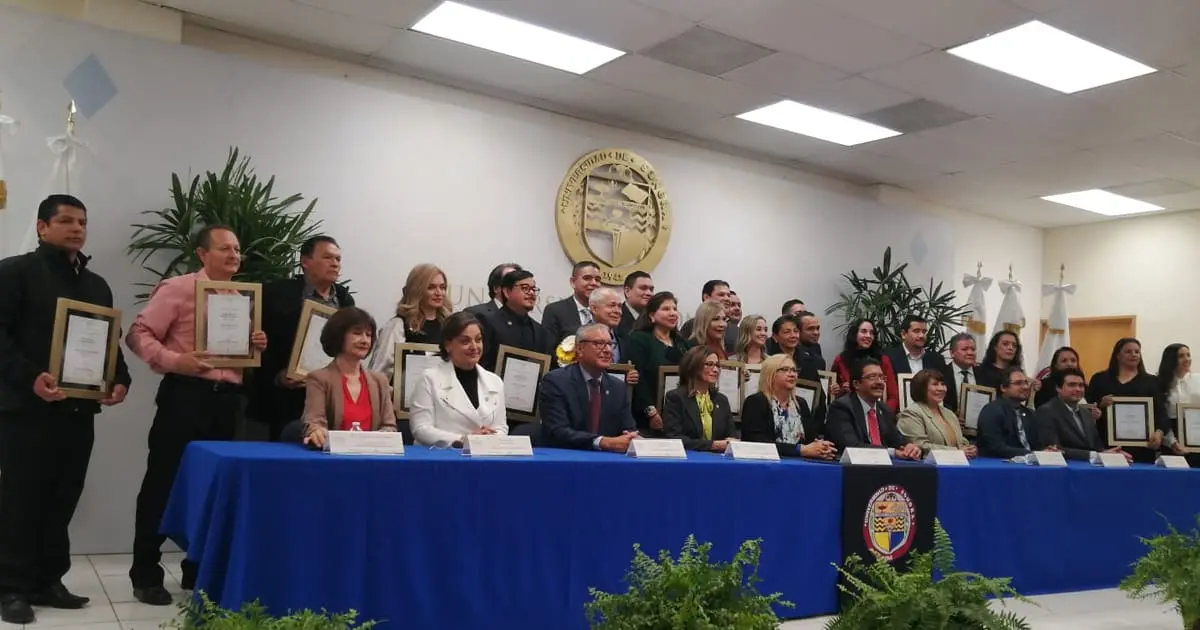 Otorgan premio de trayectoria a académicos y trabajadores de la Unison