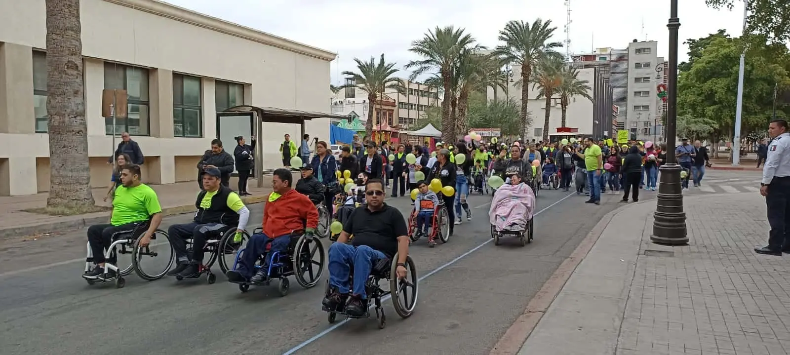 Marchan en apoyo a personas con discapacidad en Sonora