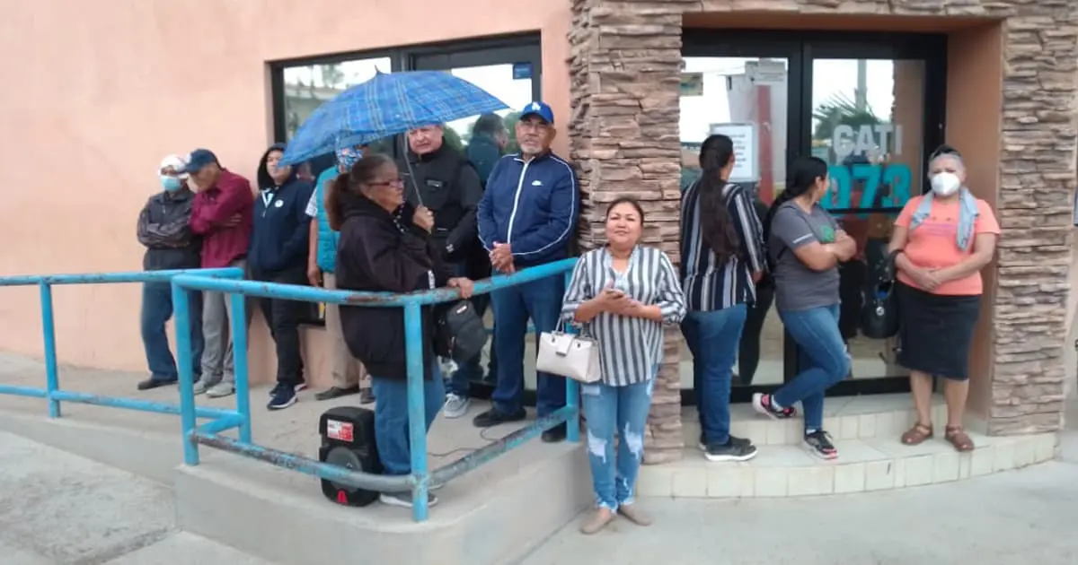 Vecinos protestan frente a oficinas de la CEA por fugas de drenaje