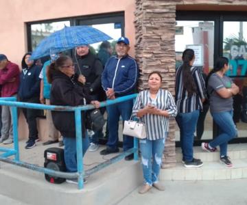 Vecinos protestan frente a oficinas de la CEA por fugas de drenaje