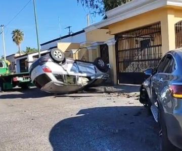 Choque entre camionetas deja una mujer lesionada