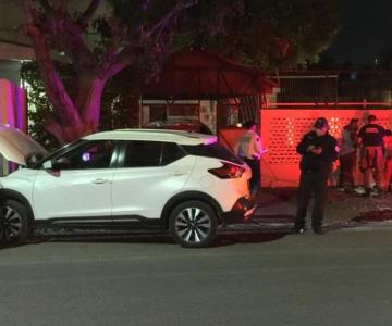 Camioneta se estrella contra un poste en la 5 de Mayo