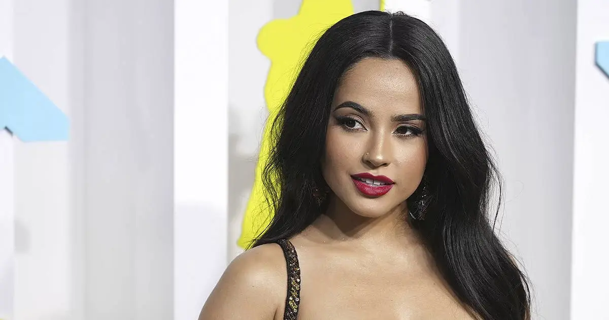 Becky G recibe anillo de compromiso