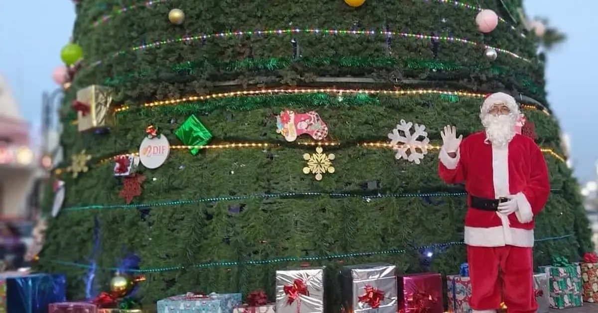 Navojoense se convierte en Santa para llevar juguetes a niños