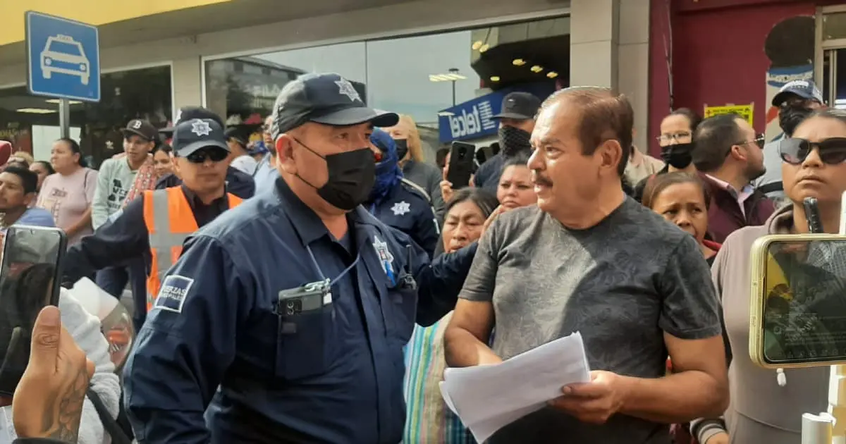 Retiran del Mercado Municipal a vendedores ambulantes