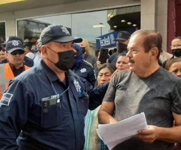 Retiran del Mercado Municipal a vendedores ambulantes