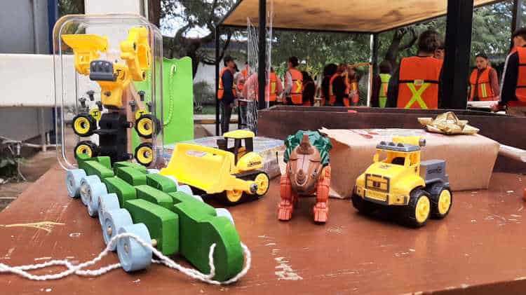 Alumnos del ITH fabrican juguetes para pequeños de escasos recursos