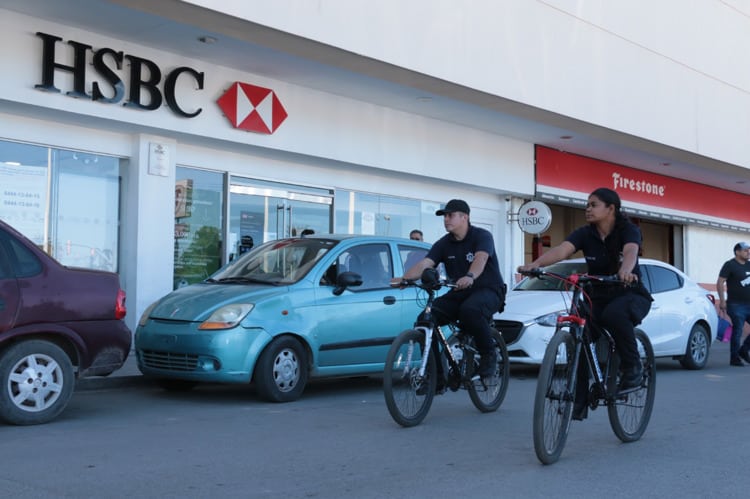 Policías vigilan comercios de Cajeme en bicicleta