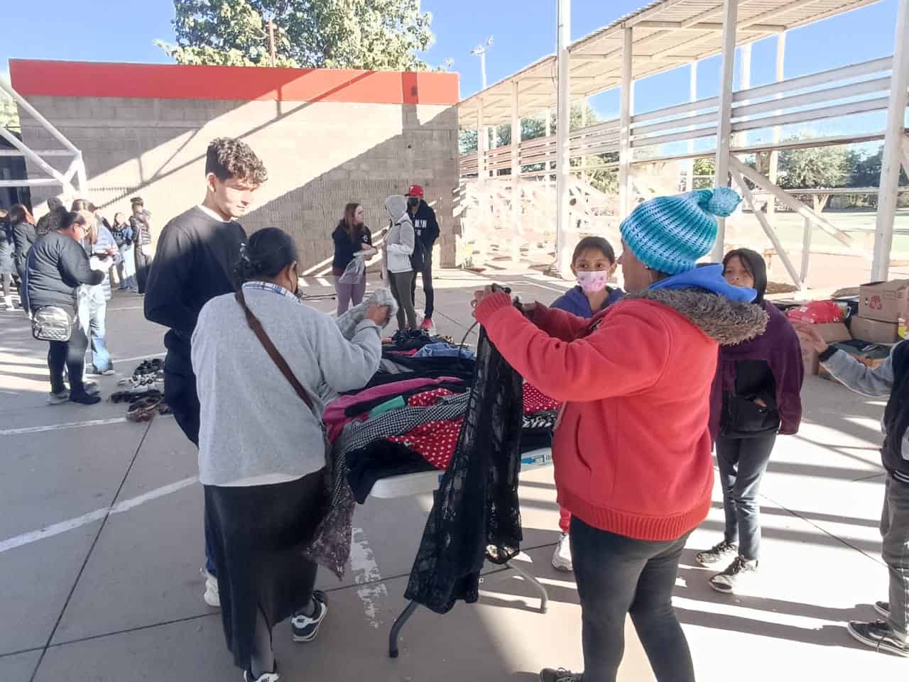 Donan ropa a los más vulnerables en Los Olivos con el Street Store