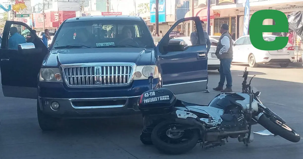 Agente de Tránsito es impactado por conductora tras marcarle el alto