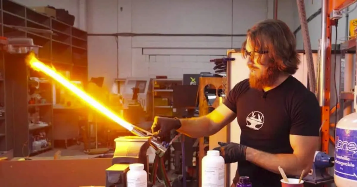 Video| Youtuber construye la espada láser más grande de Star Wars