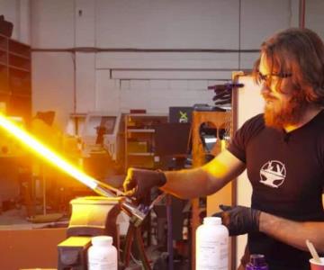 Video| Youtuber construye la espada láser más grande de Star Wars
