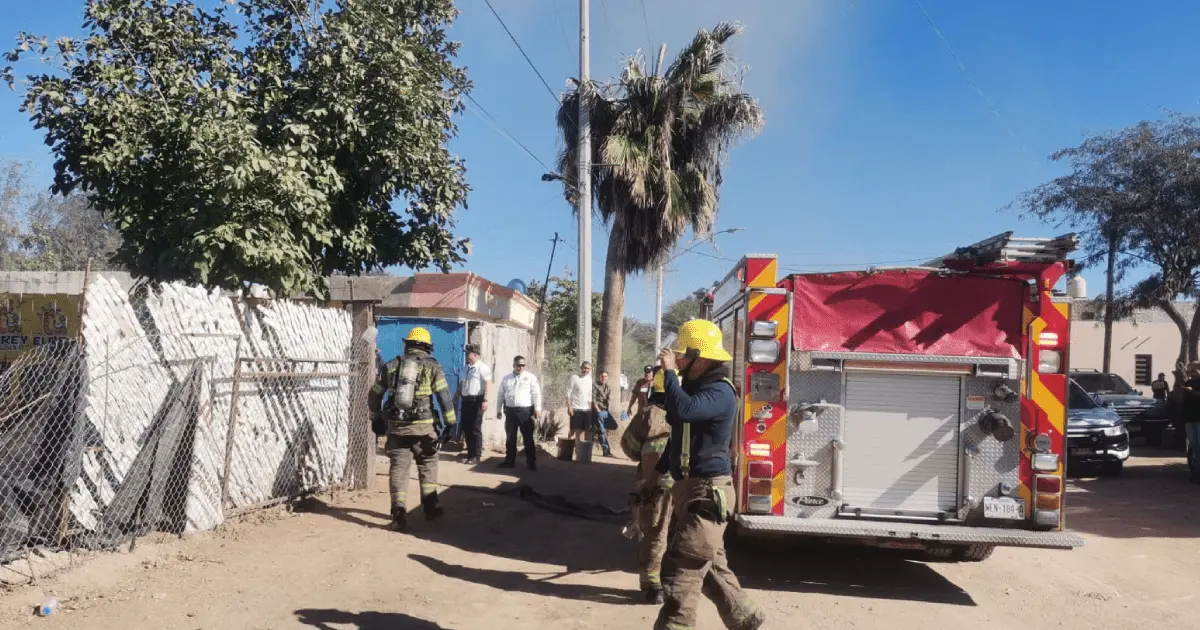 Se incendia domicilio en la Y Griega; rescatan a pareja de adultos mayores
