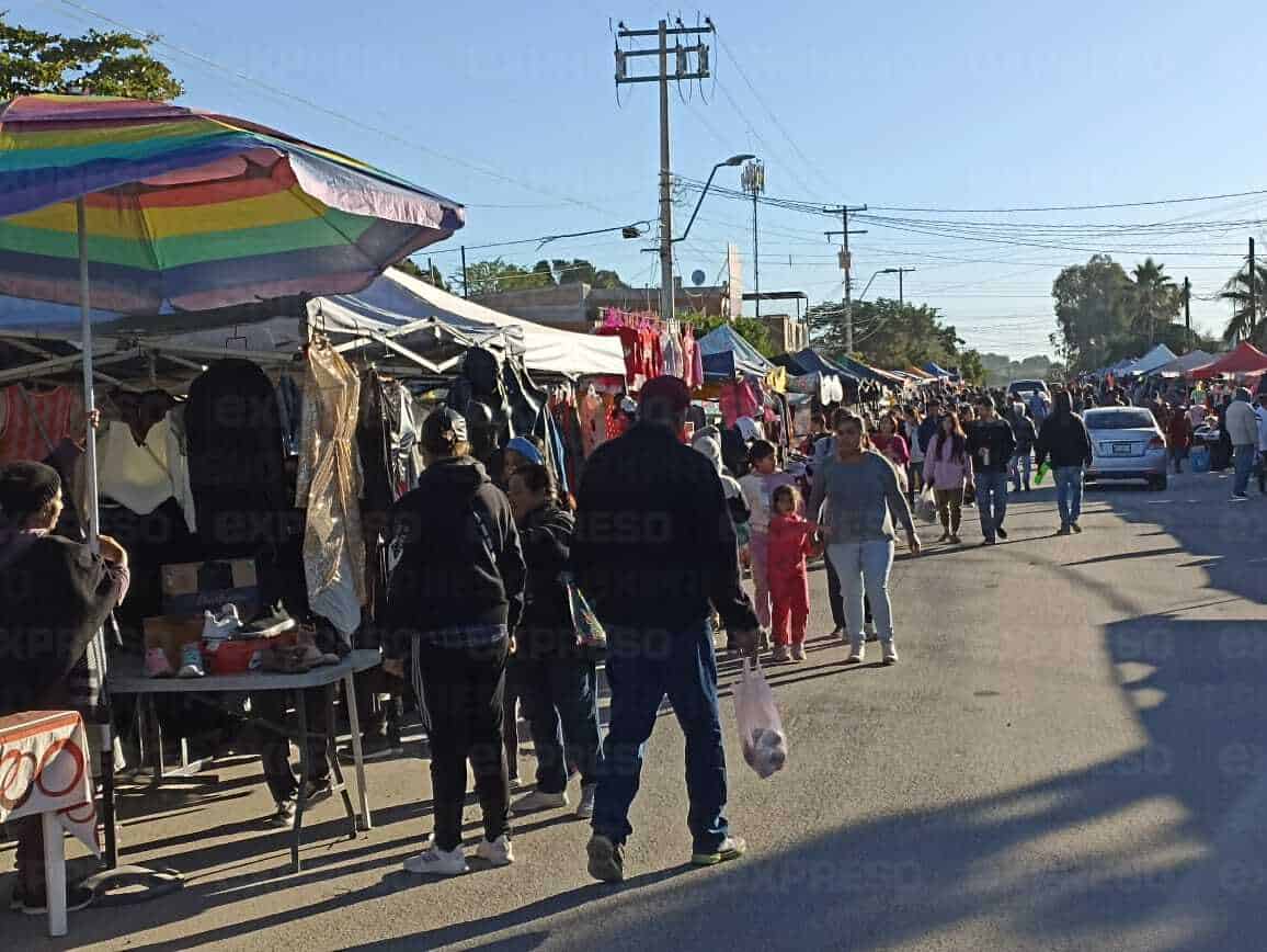 Hermosillenses llenan de vida el Tianguis de Los Olivos