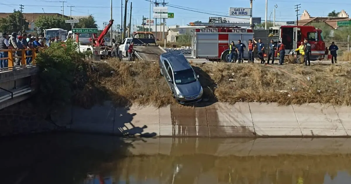 Pierde el control de su vehículo y cae dentro de canal
