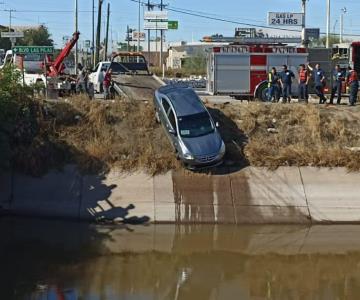 Pierde el control de su vehículo y cae dentro de canal