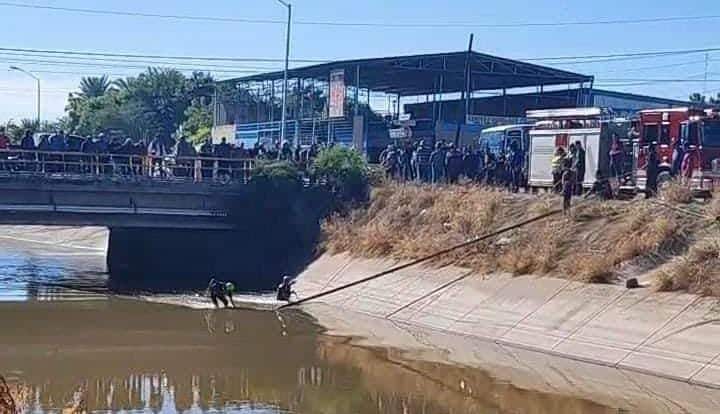 Pierde el control de su vehículo y cae dentro de canal