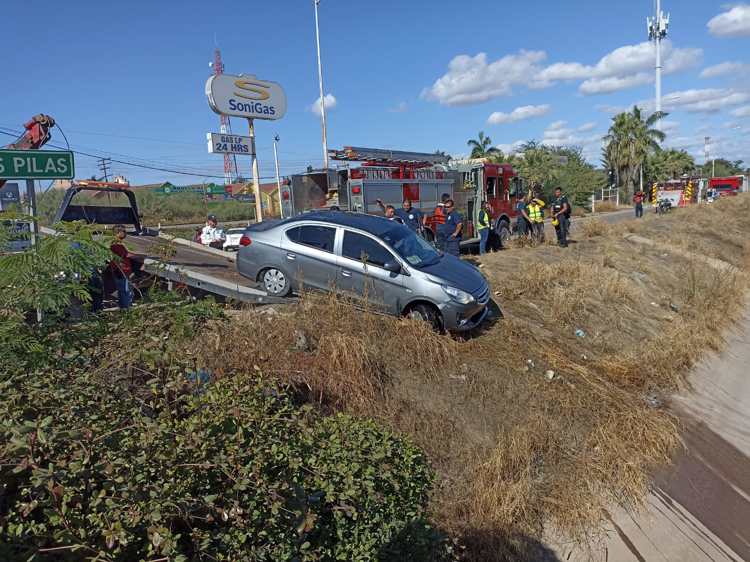 Pierde el control de su vehículo y cae dentro de canal