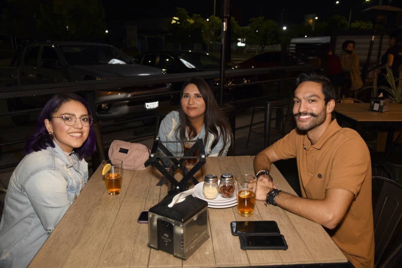 Disfrutan de una cerveza artesanal