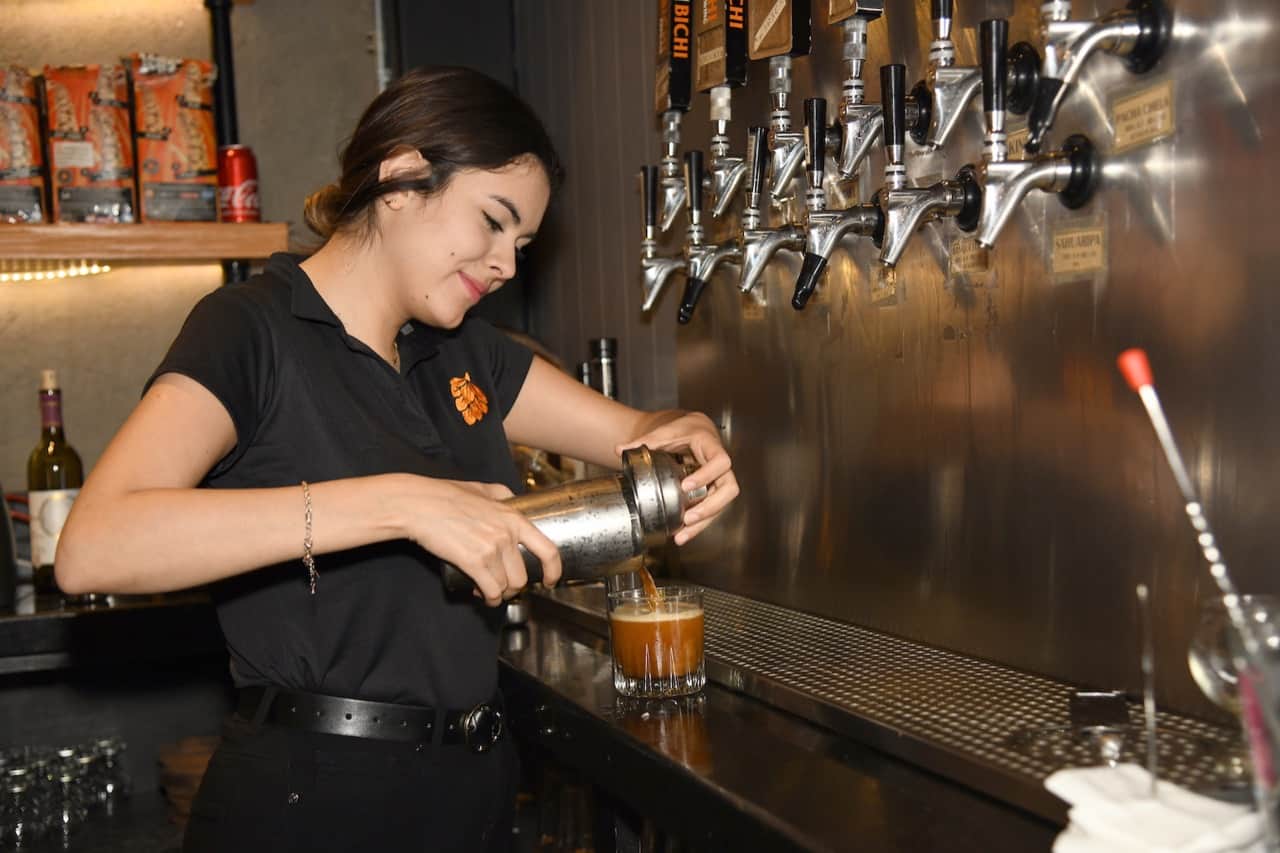 Disfrutan de una cerveza artesanal