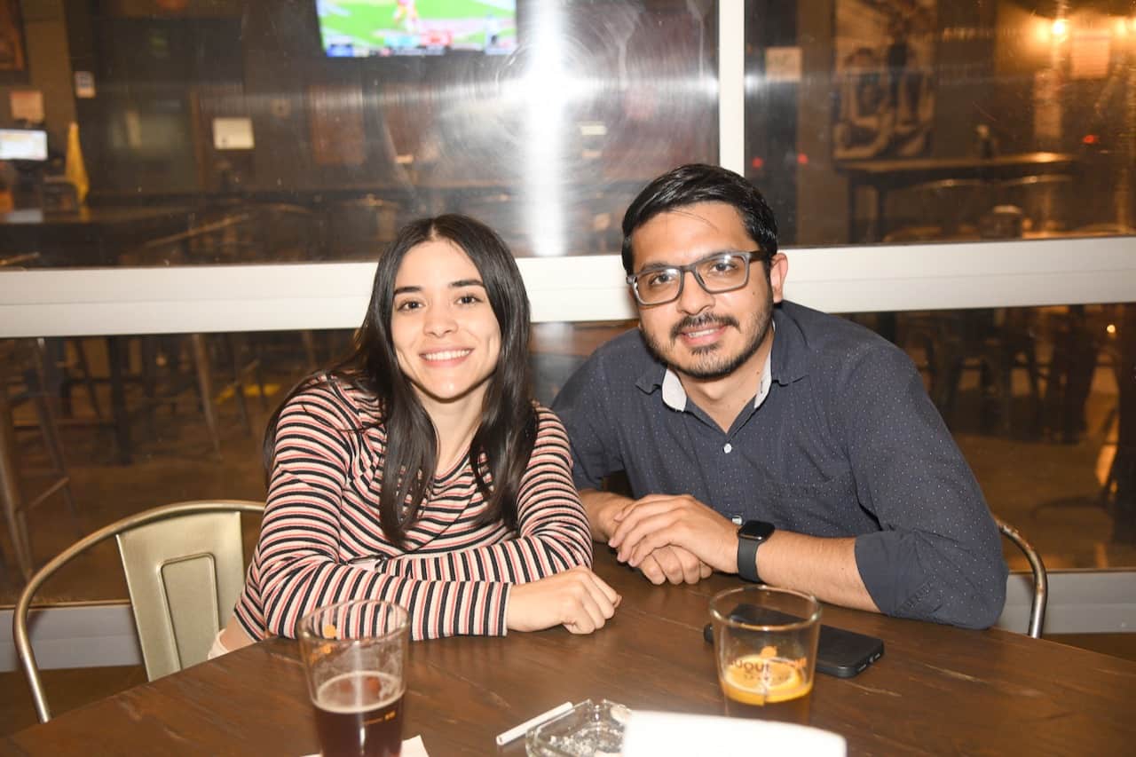 Disfrutan de una cerveza artesanal