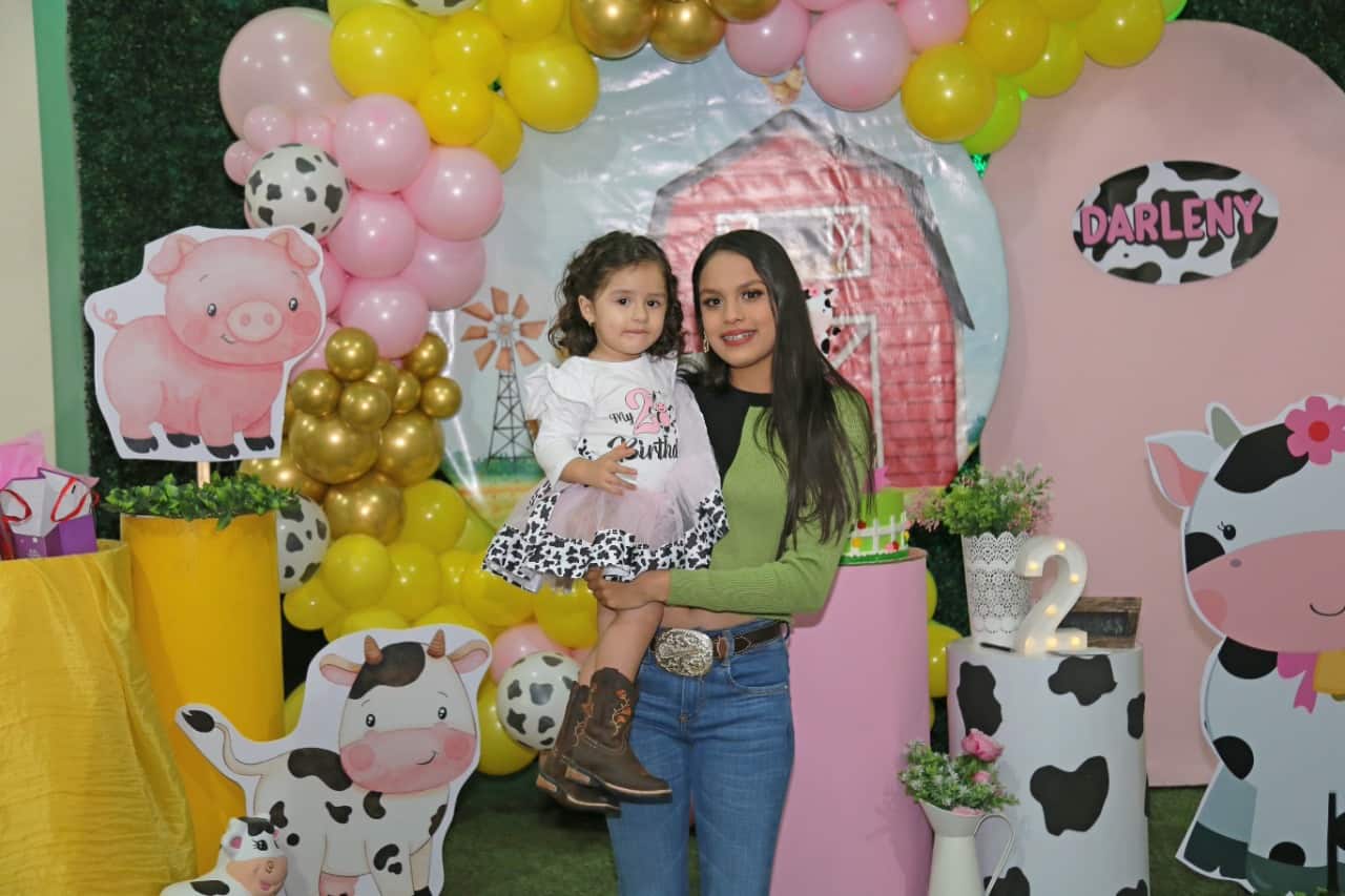 Recibe festejo la encantadora Darleny