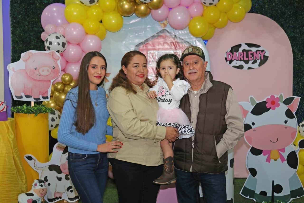 Recibe festejo la encantadora Darleny