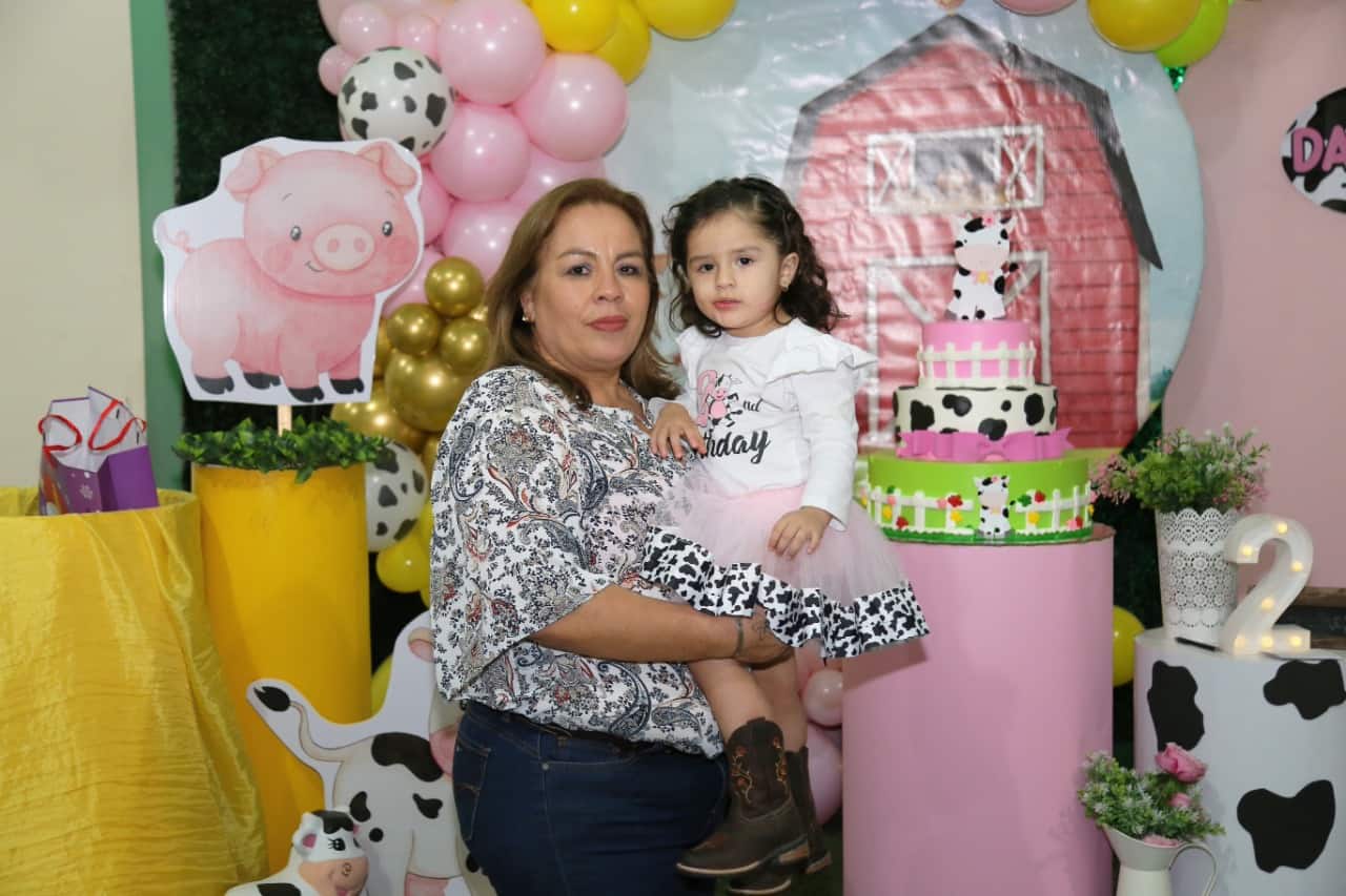 Recibe festejo la encantadora Darleny