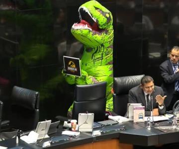 Aparece un dinosaurio en el Senado mientras se discute Plan B electoral