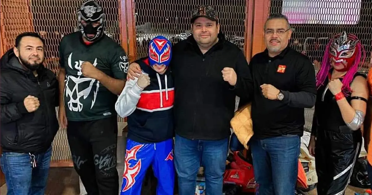 Luchadores sonorenses se unen para reunir juguetes y llevarlos a niños