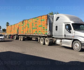 Camión de pollos estuvo a punto de voltearse en la carretera 26