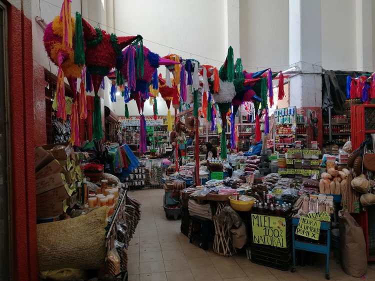 Con posadas y fiestas navideñas crece demanda de piñatas