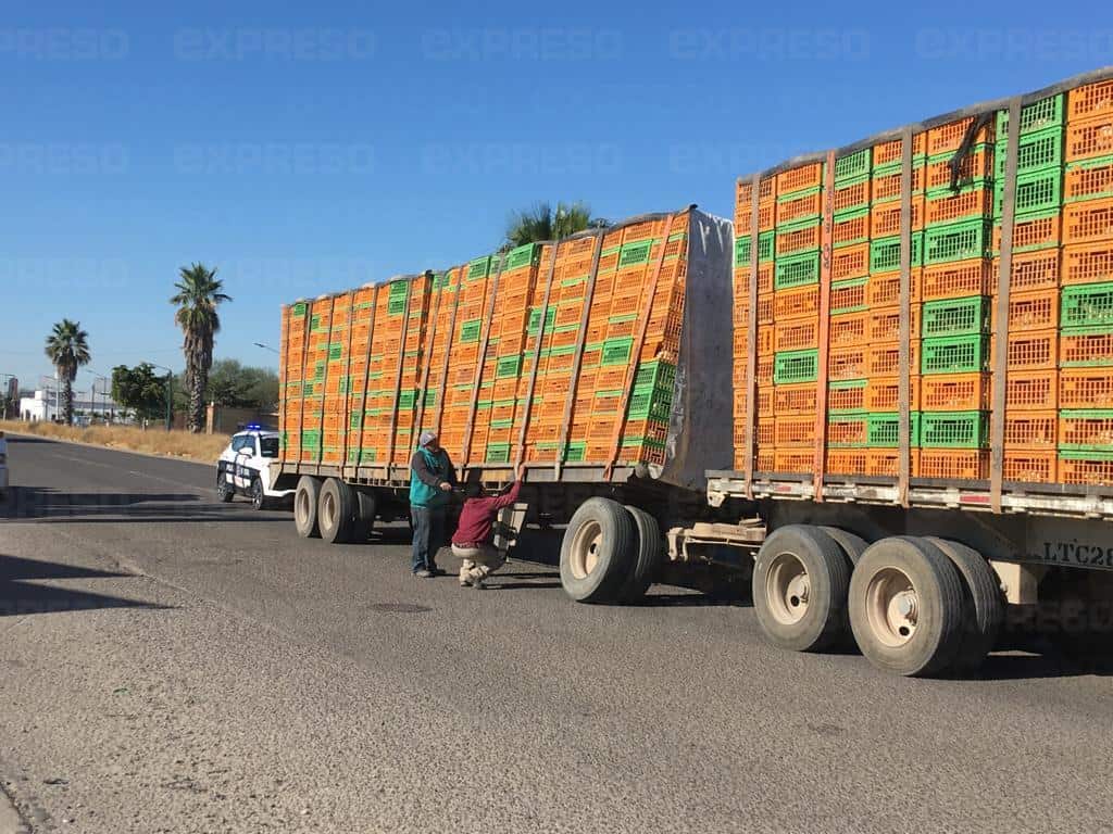 Camión de pollos estuvo a punto de voltearse en la carretera 26