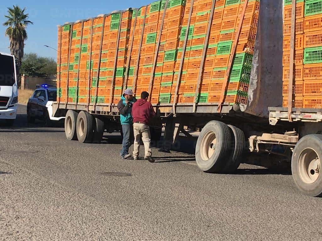 Camión de pollos estuvo a punto de voltearse en la carretera 26