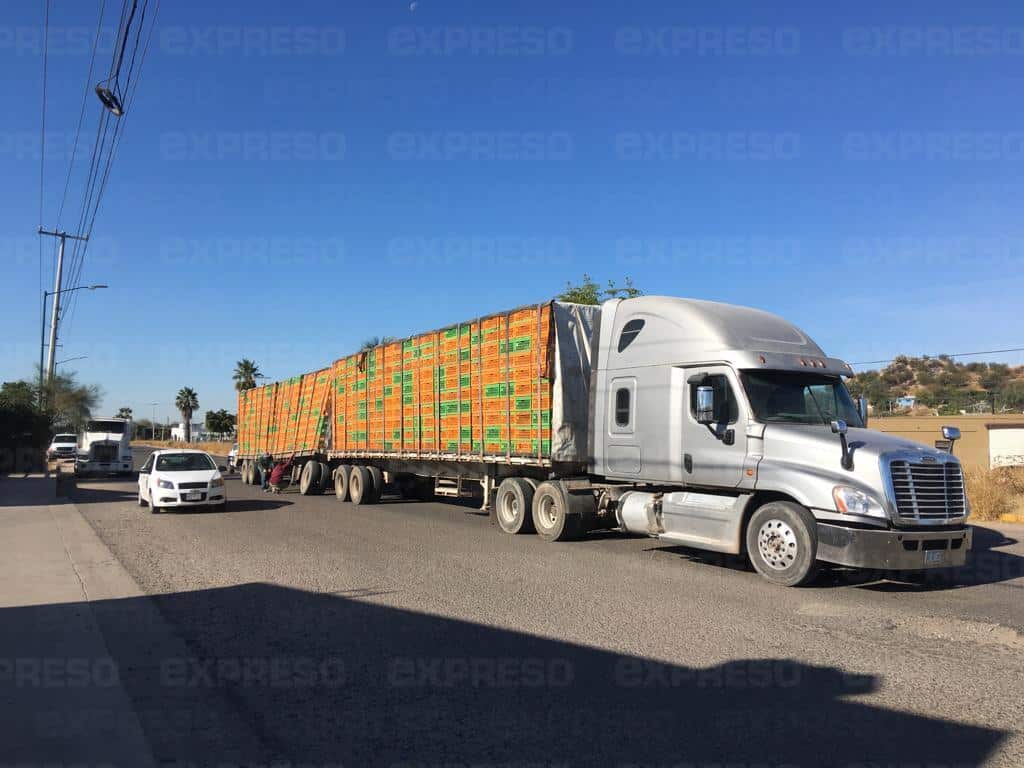 Camión de pollos estuvo a punto de voltearse en la carretera 26