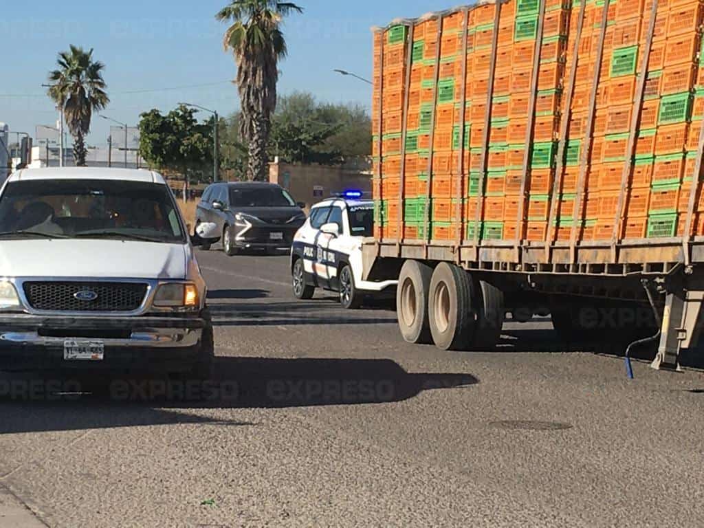 Camión de pollos estuvo a punto de voltearse en la carretera 26