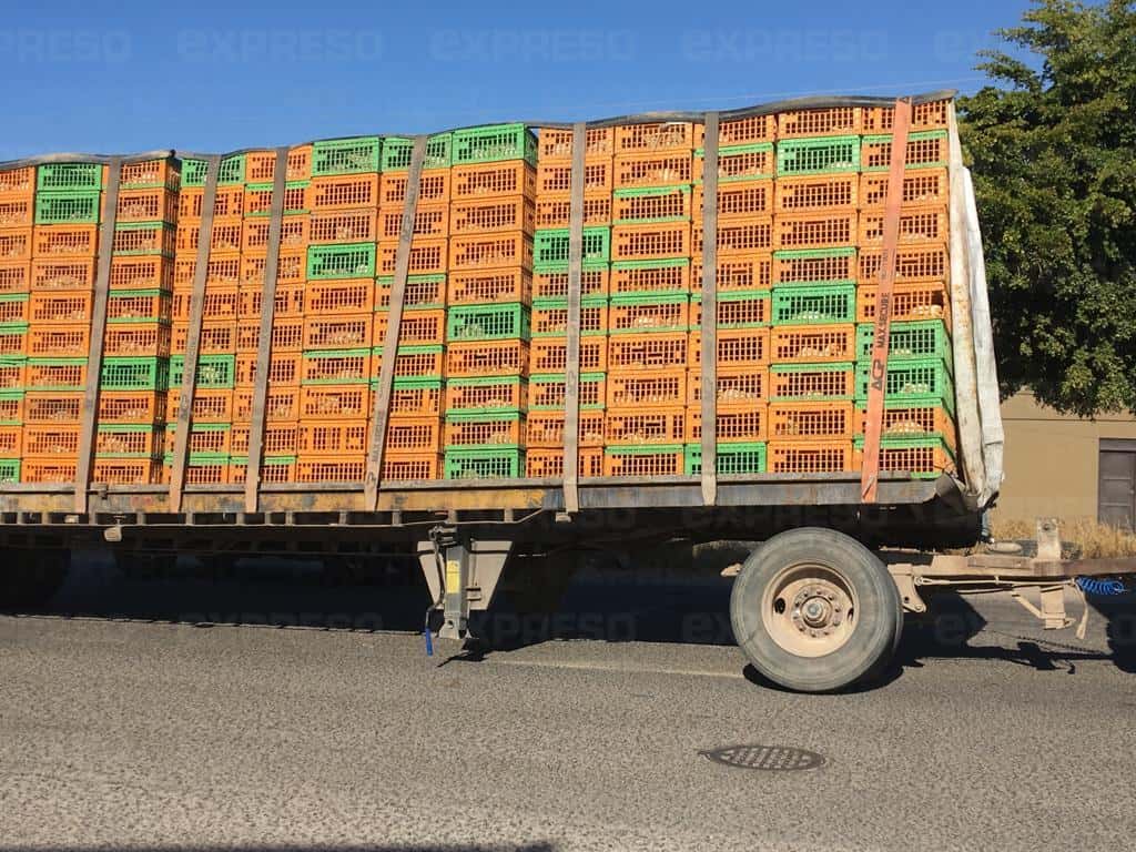 Camión de pollos estuvo a punto de voltearse en la carretera 26