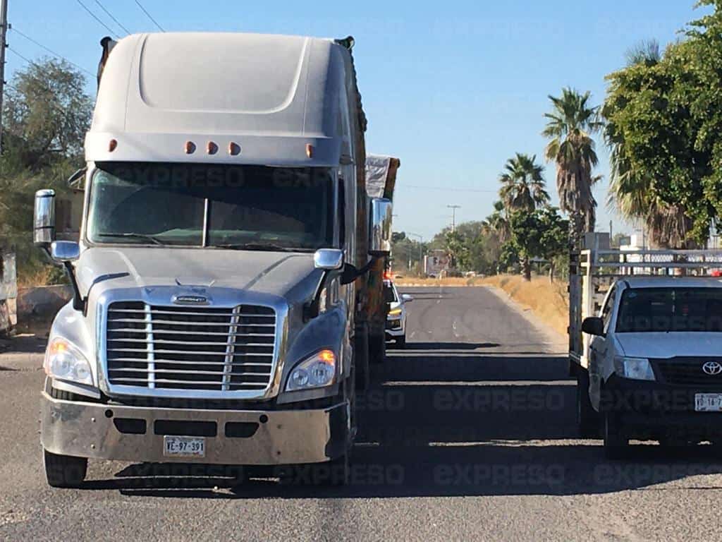 Camión de pollos estuvo a punto de voltearse en la carretera 26